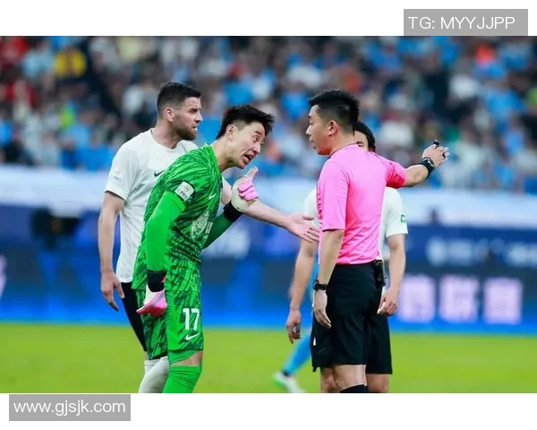 中超激战莱比锡与曼联战成平局帽子戏法引发争议判罚全场沸腾