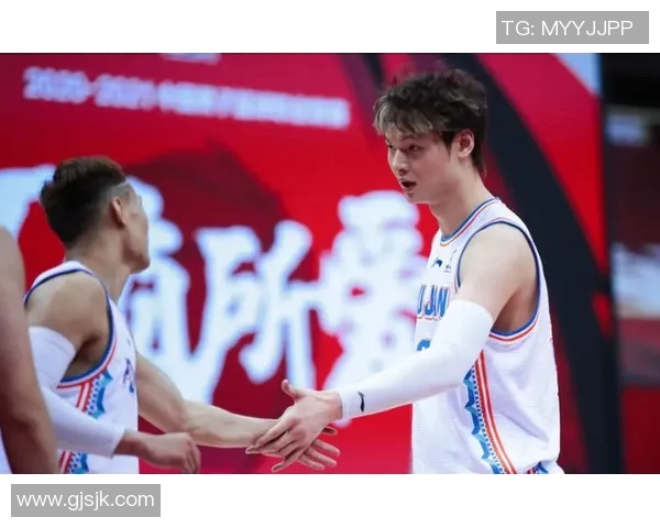 重庆篮球队耐力争议引发热议球迷对球队表现的不同看法与期待