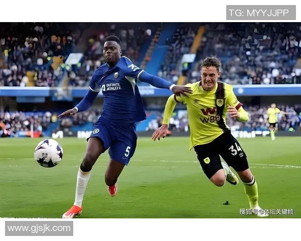 英超激战曼城与热刺握手言和乌龙球引发争议判罚全场沸腾